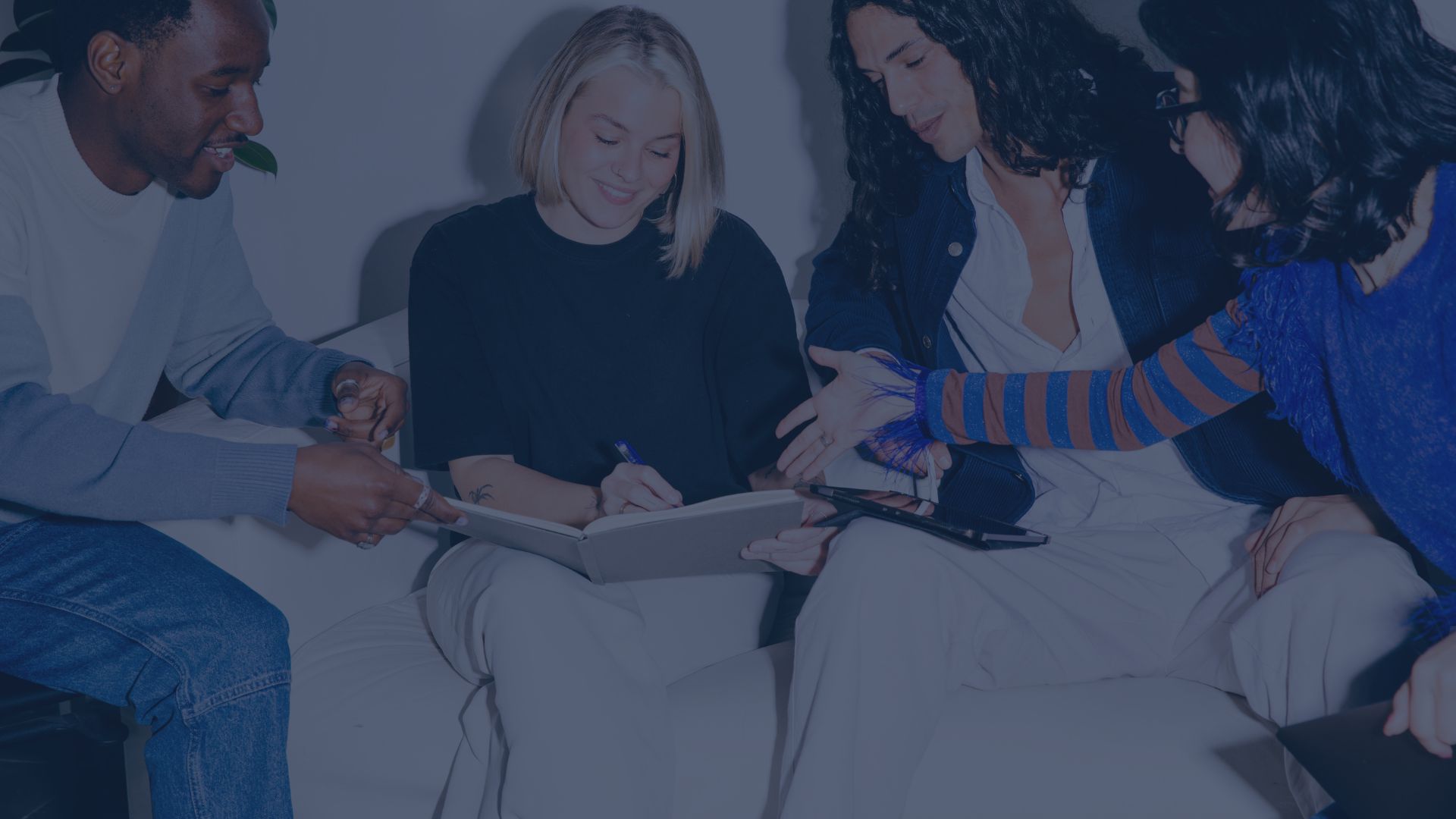 Team NovaTechHub al lavoro su soluzioni digitali